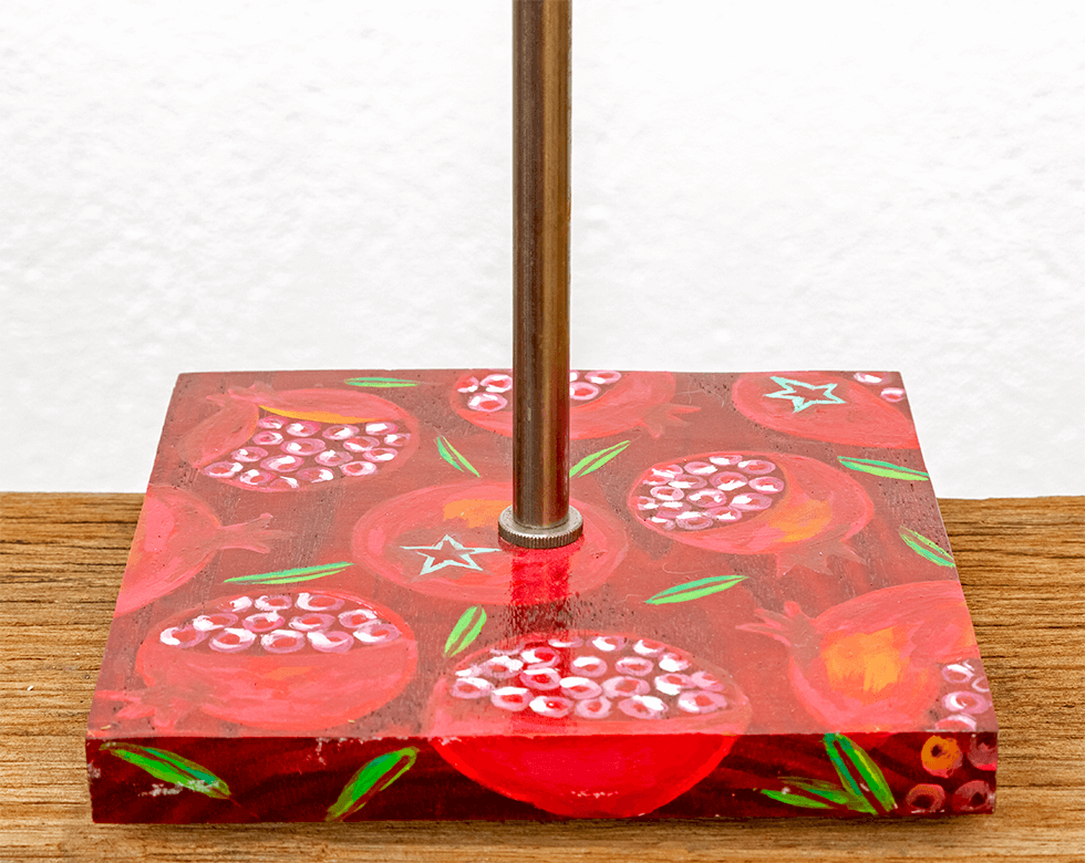 Lámpara Granadas detalle1 - Detalle de la Lámpara de mesa, de madera de Castaño pintado motivo Granadas por Yolpiq/066 -dn