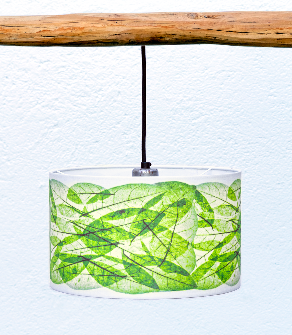 Lámpara colgada hojas verdes